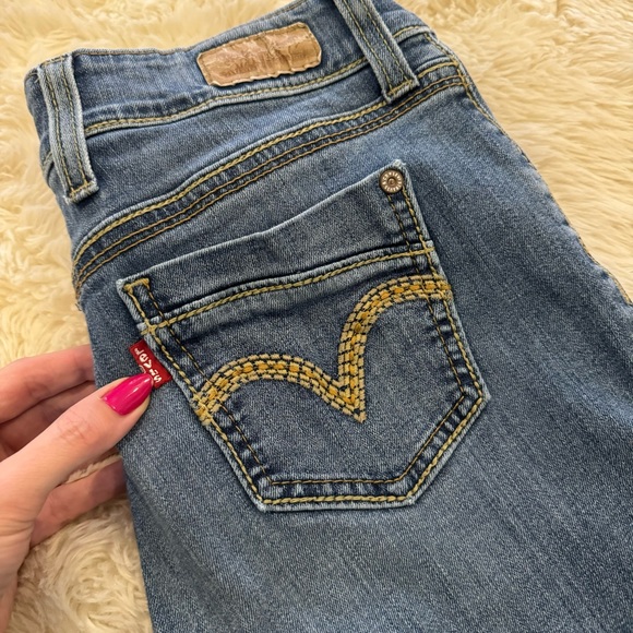 Levi’s Mid Rise Straight Jeans - Picture 5 of 9